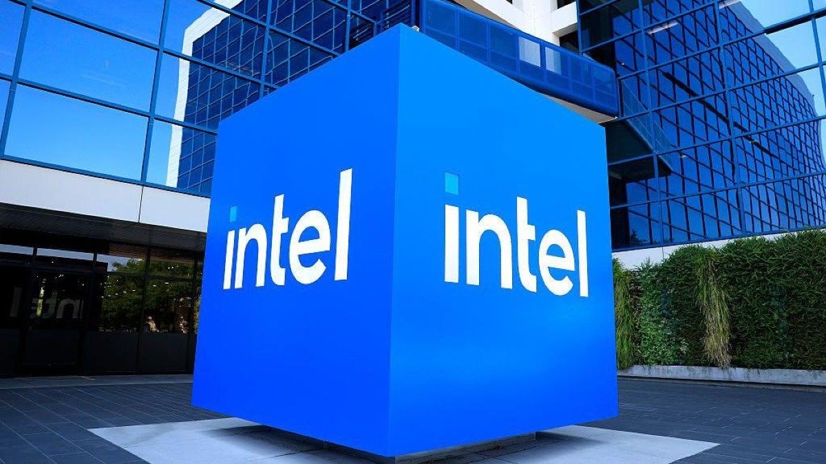 INTC Stock Down 21% From Its Peak: Why Intel Is Sliding — and What Comes Next